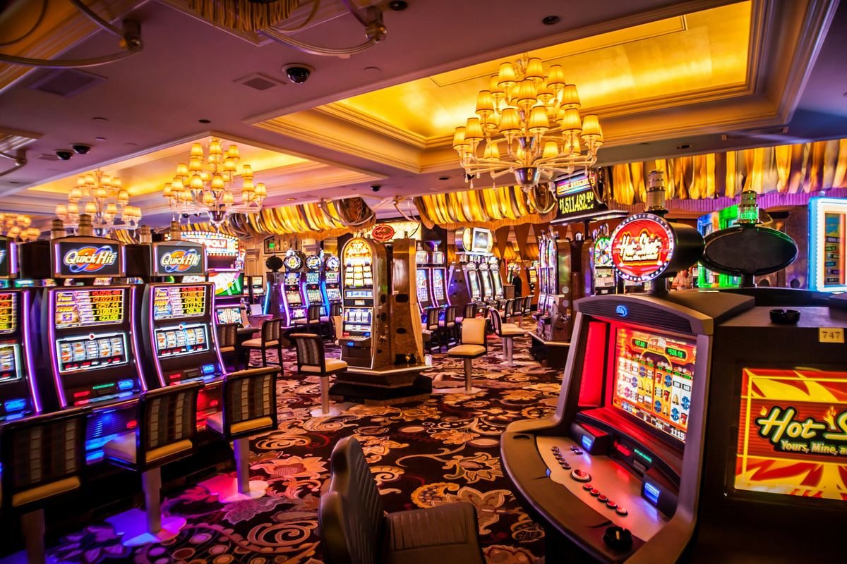 Filipino players browsing 22phdream sports and casino sections on mobile